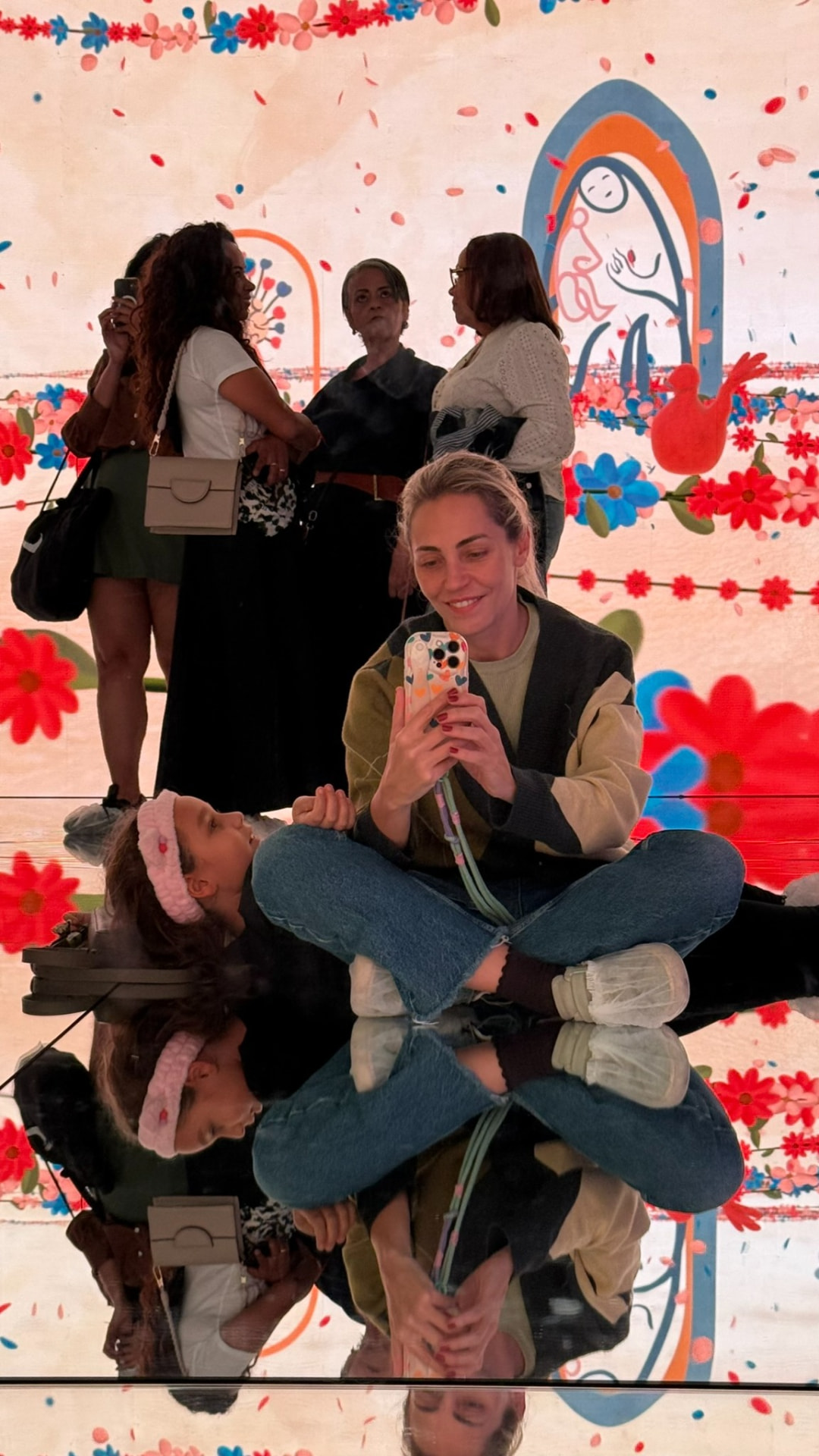 Cami e Dora na sala de espelhos da exposição imersiva sobre Tarsila do Amaral.