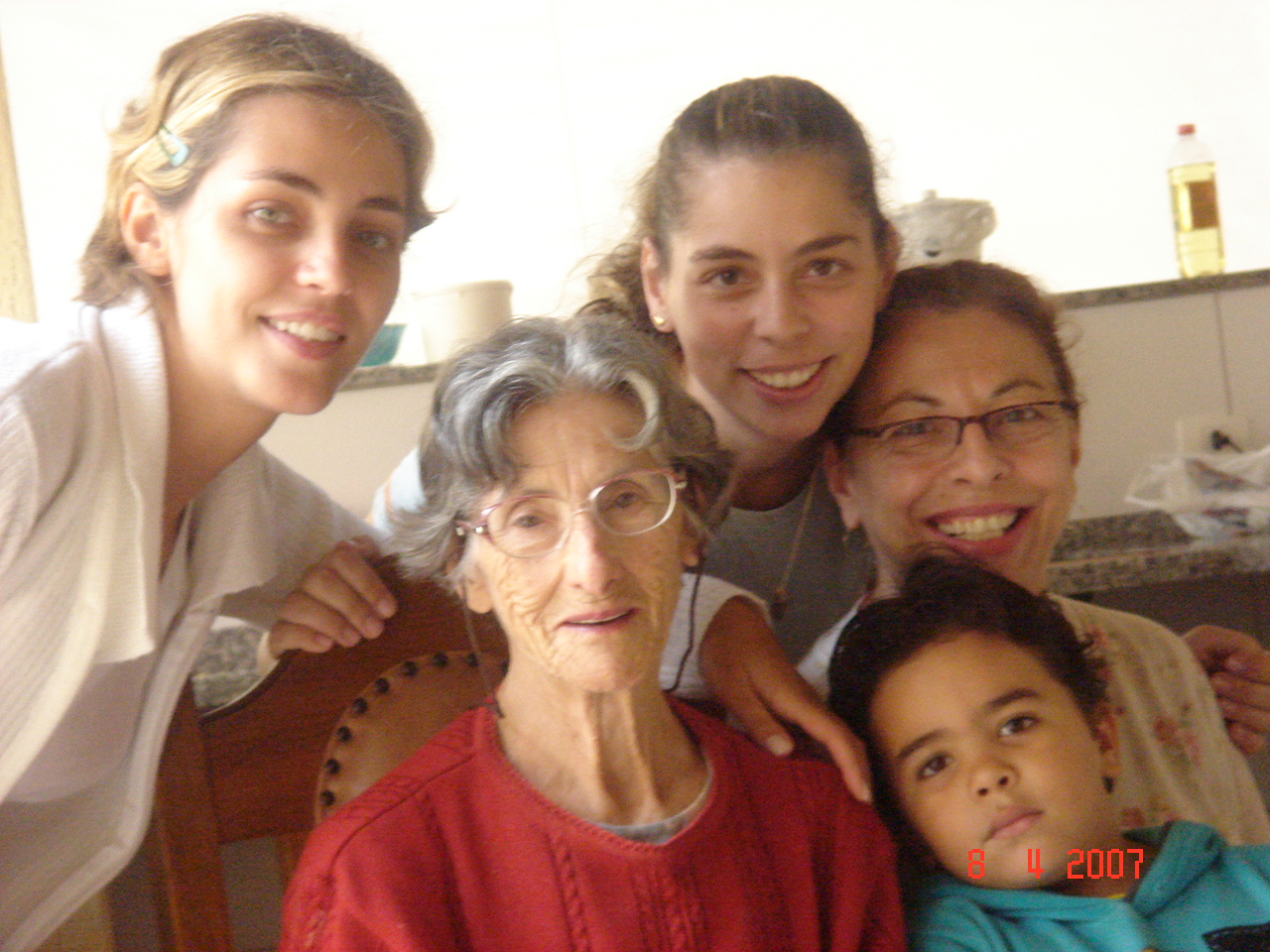 Quatro gerações da família de Cami reunidas em uma cozinha, em 2007.