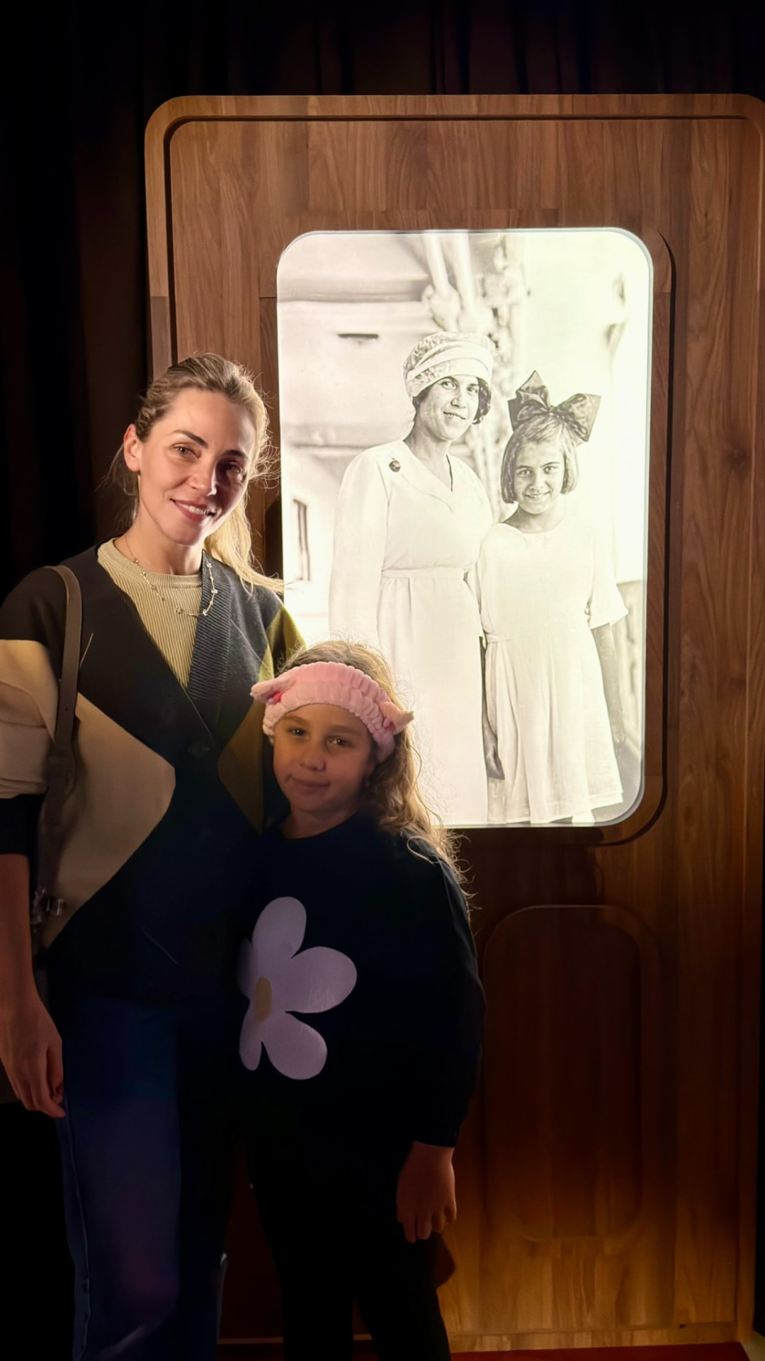 Cami e Dora diante de uma fotografia de Tarsila do Amaral com sua filha, Dulce.